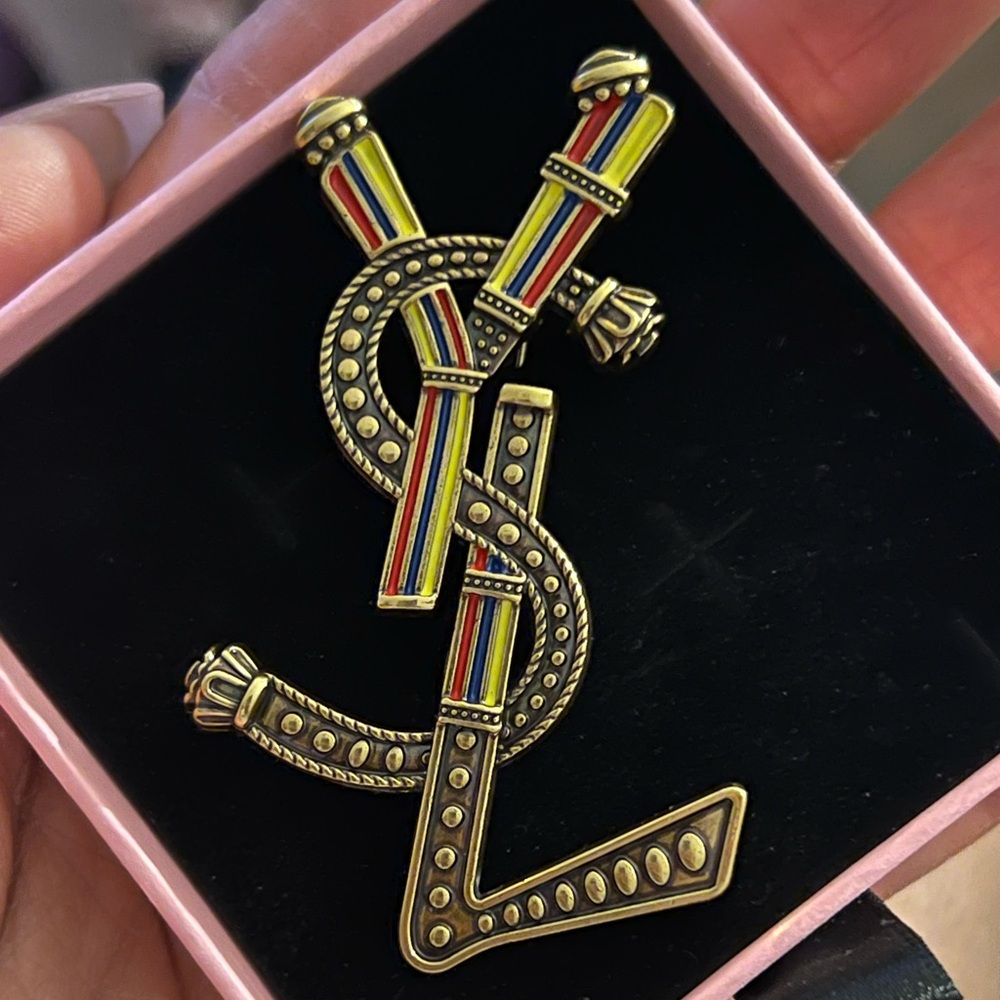 Brooches Spice Your Outfit On A Night Out Or A Day In The Office